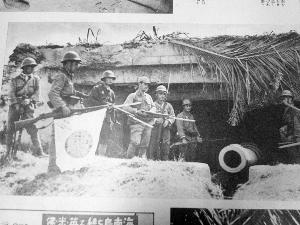 男子書攤淘舊書籍 現75年前日軍侵華舊畫冊
