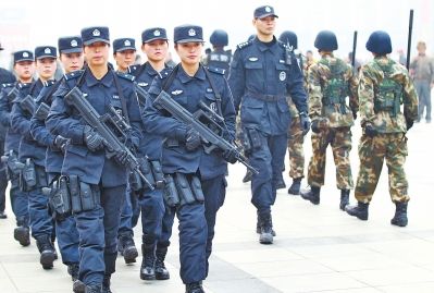 80后女特警：隨時被警隊召喚 男友被氣跑(圖)