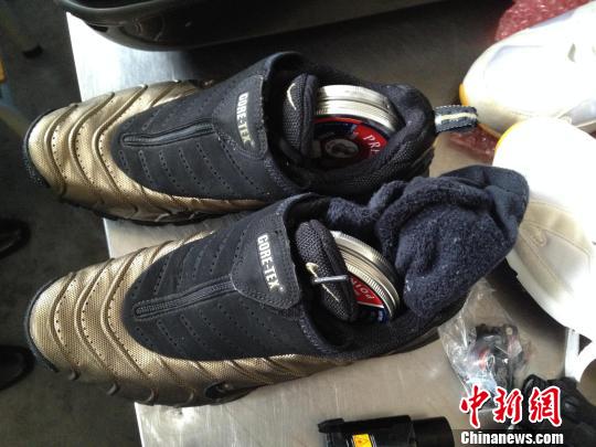 深圳：男子運動鞋中藏3855發氣槍子彈入境被拘(圖)