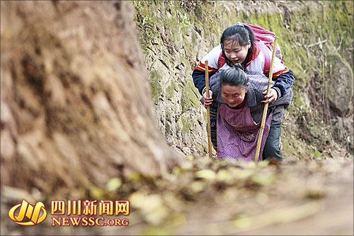 66歲老人拄拐背殘疾孫女上學 8年走6000里山路