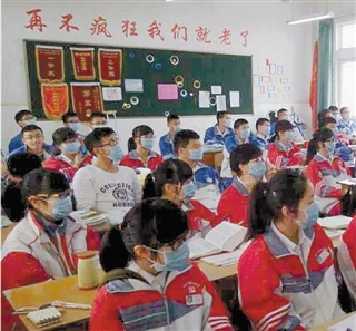 溫州一中學周邊遍布企業 師生難忍臭氣戴口罩上課