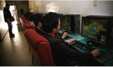 黑網吧被查 小伙為不坑隊友在警察圍觀下繼續游戲