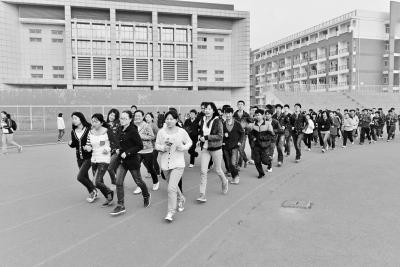 鄭州大學出招喊大學生起床：跑步送早餐