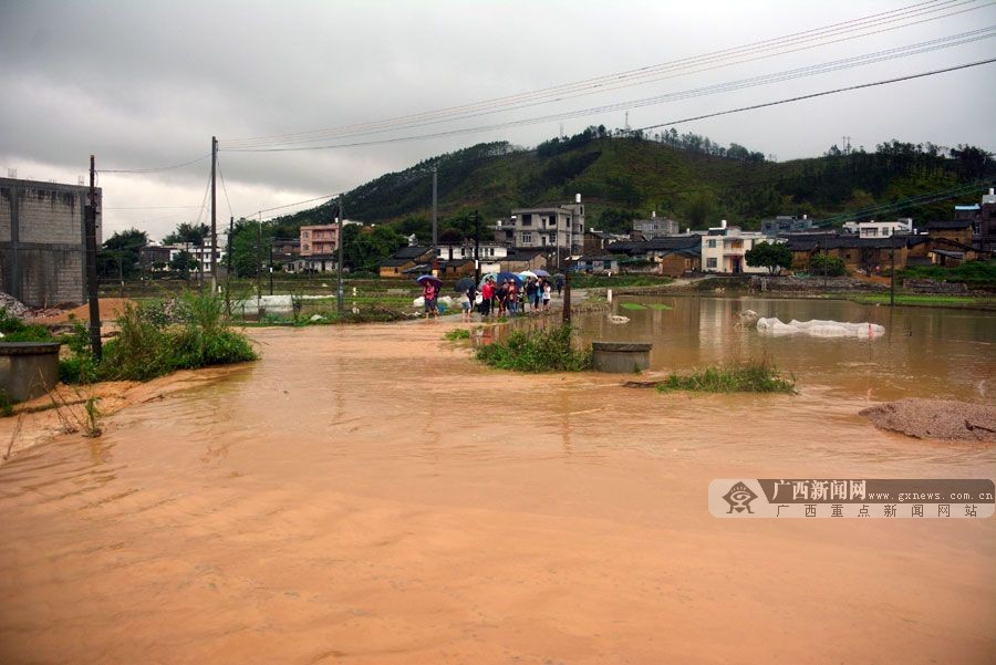 岑溪市受強降雨侵襲引發洪水 群眾被困屋內(1/6)