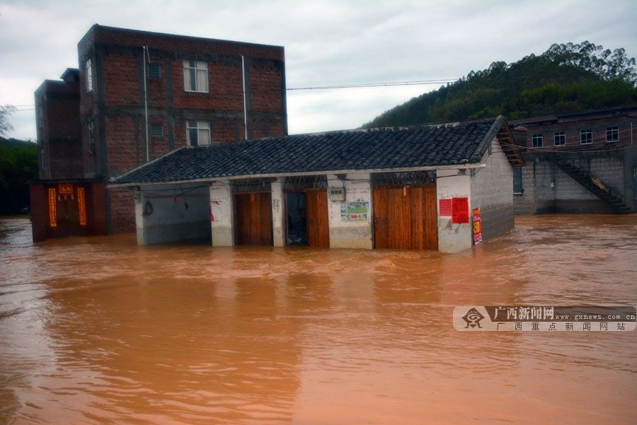 岑溪市受強(qiáng)降雨侵襲引發(fā)洪水 群眾被困屋內(nèi)(1/6)