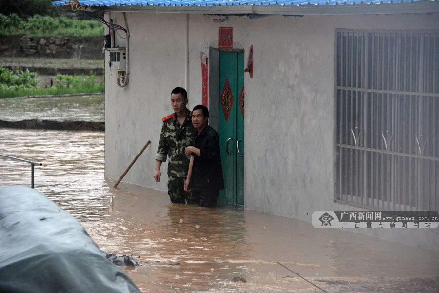 岑溪市受強降雨侵襲引發洪水 群眾被困屋內(1/6)
