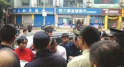 城管與菜販老人起爭執遭秤砣擊中頭部倒地(圖)