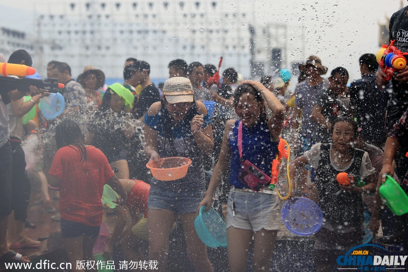 西雙版納：萬人潑水喜迎傣歷新年 歡騰場面蔚為壯觀