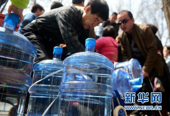 超標(biāo)前水質(zhì)如何 油污從何而來(lái)　飲水如何保安全——解讀蘭州自來(lái)水苯超標(biāo)事件三大焦點(diǎn)