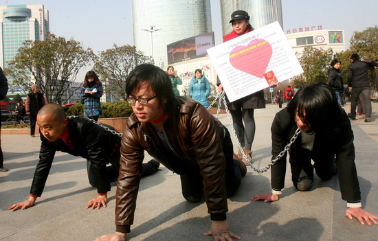 美女行為藝術用狗鏈牽3男子爬行表達反抗男權(圖)
