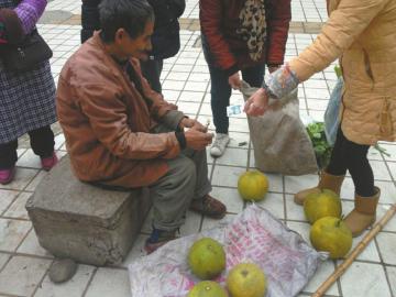 四川：大爺賣(mài)柚子收300元假鈔 好心市民捐近300真錢(qián)