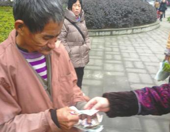 四川：大爺賣(mài)柚子收300元假鈔 好心市民捐近300真錢(qián)