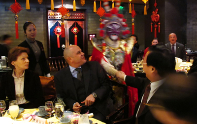 駐華使館領(lǐng)事官員在京品嘗中國(guó)味體驗(yàn)中國(guó)年(圖)