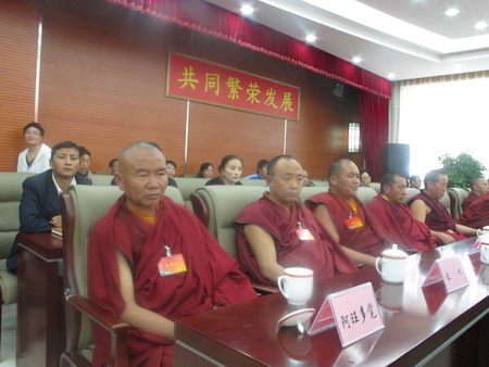 西藏自治區(qū)舉行各族各界人士座談會慶祝西藏和平解放60周年