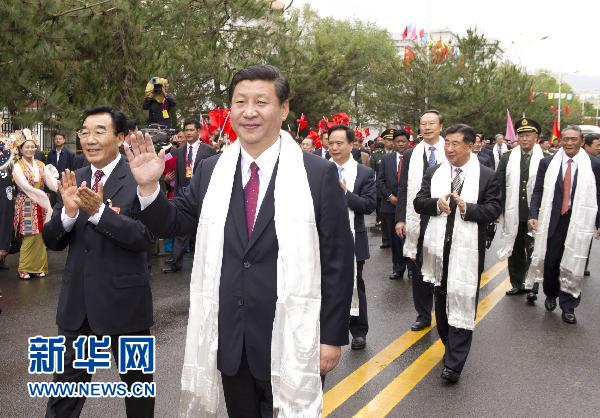 習近平率中央代表團飛抵拉薩 出席西藏和平解放60周年慶?；顒?/></p>

<p>7月17日，以中共中央政治局常委、國家副主席、中央軍委副主席習近平為團長的中央代表團飛抵拉薩，出席西藏和平解放60周年慶?；顒?。中央代表團在機場受到西藏各族群眾的熱烈歡迎。新華社記者黃敬文攝</p>

<p><strong>習近平率中央代表團飛抵拉薩</strong></p>

<p><strong>出席西藏和平解放60周年慶祝活動</strong></p>

<p>以中共中央政治局常委、國家副主席、中央軍委副主席習近平為團長的中央代表團17日中午飛抵拉薩，出席西藏和平解放60周年慶祝活動。中央代表團在機場受到西藏各族群眾的熱烈歡迎。</p>

<p>7月的青藏高原，格?；ㄩ_，雪蓮綻放。拉薩貢嘎機場國旗招展，彩旗飄舞，“熱烈歡迎中央代表團”的巨型橫幅分外醒目。</p>

<p>13時10分，代表團的專機在貢嘎機場徐徐降落，等候在停機坪上的西藏各族各界群眾發出熱烈的歡呼聲。習近平走出飛機艙門，向歡迎群眾揮手致意。</p>

<p>擔任中央代表團副團長的中共中央政治局委員、國務院副總理回良玉，全國人大常委會副委員長兼秘書長李建國，全國政協副主席、中央統戰部部長杜青林，全國政協副主席帕巴拉·格列朗杰，十屆全國人大常委會副委員長熱地，中央軍委委員、總參謀長陳炳德一同走下舷梯。中央代表團成員同機到達。</p>
</div>
</div>

<div width=