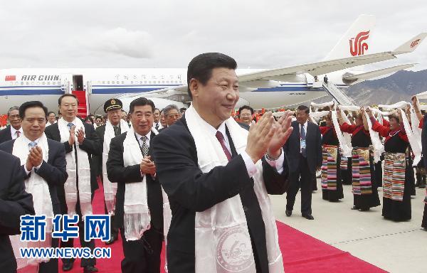 習(xí)近平率中央代表團(tuán)飛抵拉薩 出席西藏和平解放60周年慶?；顒?/></p>

<p>7月17日，以中共中央政治局常委、國家副主席、中央軍委副主席習(xí)近平為團(tuán)長的中央代表團(tuán)飛抵拉薩，出席西藏和平解放60周年慶?；顒?。中央代表團(tuán)在機(jī)場受到西藏各族群眾的熱烈歡迎。新華社記者蘭紅光攝</p>

<p>西藏自治區(qū)黨委書記張慶黎、自治區(qū)人大常委會主任向巴平措、自治區(qū)人民政府主席白瑪赤林等在舷梯下迎候。600多名群眾身著節(jié)日盛裝，跳起歡快的藏族舞蹈，揮動五彩的花束，向來自北京的貴客敬獻(xiàn)哈達(dá)、青稞酒和象征五谷豐登的切瑪。</p>

<p>節(jié)日的拉薩充滿喜慶的氣氛。中央代表團(tuán)在拉薩市區(qū)受到熱烈歡迎。道路兩旁身著民族服裝的各族群眾奏起鼓樂，載歌載舞，表達(dá)心中的喜悅和感激之情。習(xí)近平等走下車時，7位少先隊員迎上前去敬獻(xiàn)鮮花。習(xí)近平肩披潔白的哈達(dá)，走向歡迎的人群，與大家親切握手問候。</p>

<p>中央代表團(tuán)是于17日上午乘專機(jī)離開北京前往拉薩，出席西藏和平解放60周年慶?；顒拥摹４韴F(tuán)由59人組成，成員中有中央和國家機(jī)關(guān)有關(guān)部門負(fù)責(zé)人、對口支援西藏的有關(guān)省市負(fù)責(zé)人等。</p>

<p>來源：新華網(wǎng)  編輯：段若蘭</p>

<p> </p>
</div>
</div>

<div width=