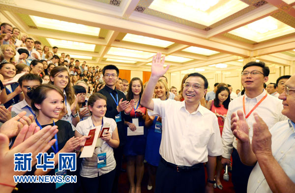 李克強會見參加中俄大學(xué)生研修活動青年并寄語他們做維護和推動世界和平發(fā)展新一代
