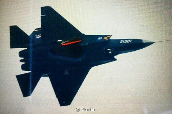 殲-31隱身戰機成功首飛 殲-11B空中伴飛
