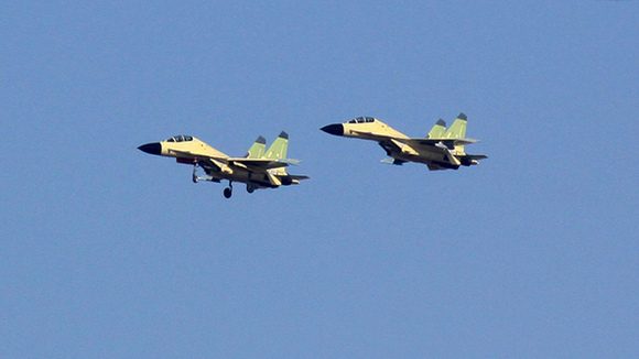 殲-31隱身戰(zhàn)機成功首飛 殲-11B空中伴飛