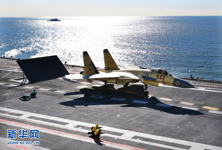 高清：我航空母艦順利進(jìn)行殲—15飛機(jī)起降飛行訓(xùn)練