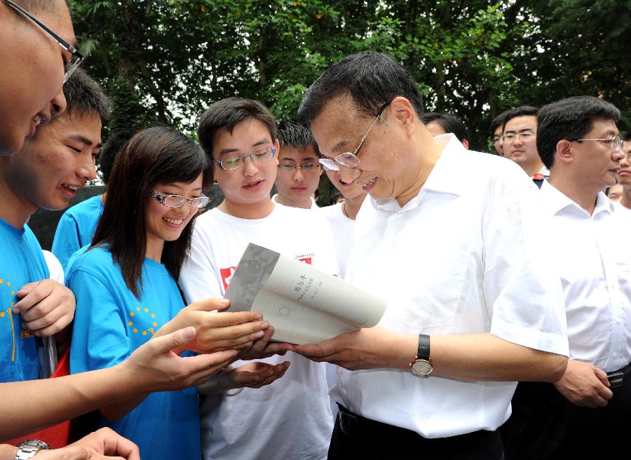 “萬事民為先”——記中共中央政治局常委李克強