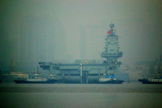 我國首艘航母遼寧艦首次靠泊新建成的航母軍港