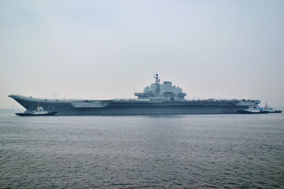 高清組圖：遼寧艦霧中出港 或前往部署母港