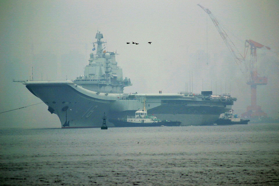 高清組圖：遼寧艦霧中出港 或前往部署母港