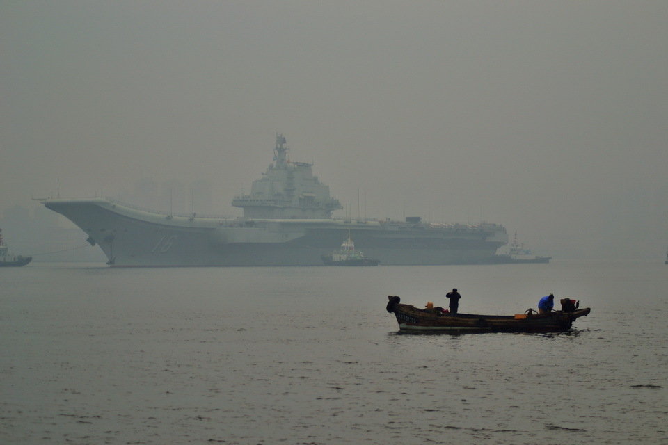 高清組圖：遼寧艦霧中出港 或前往部署母港