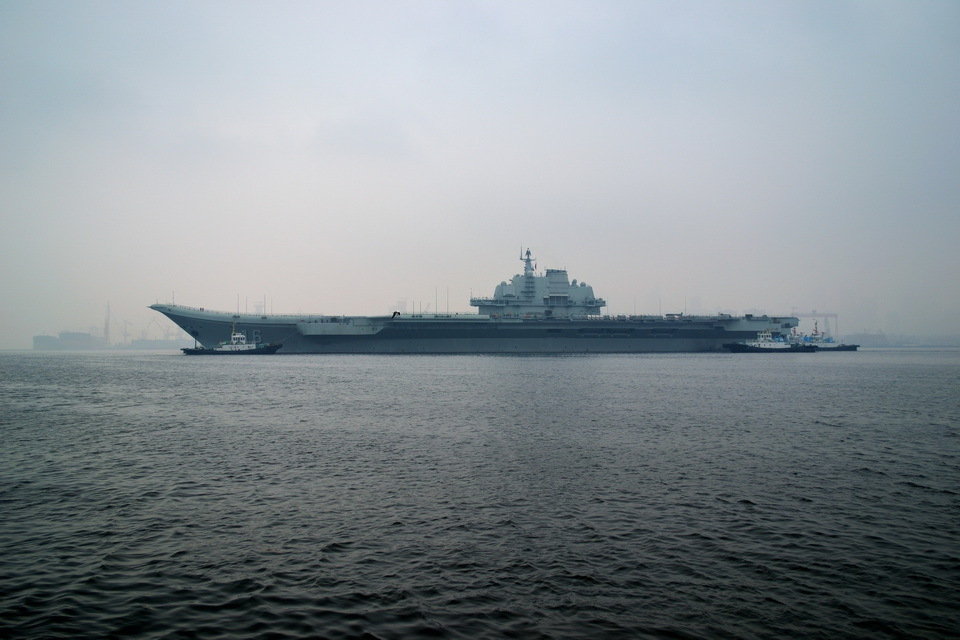 高清組圖：遼寧艦霧中出港 或前往部署母港
