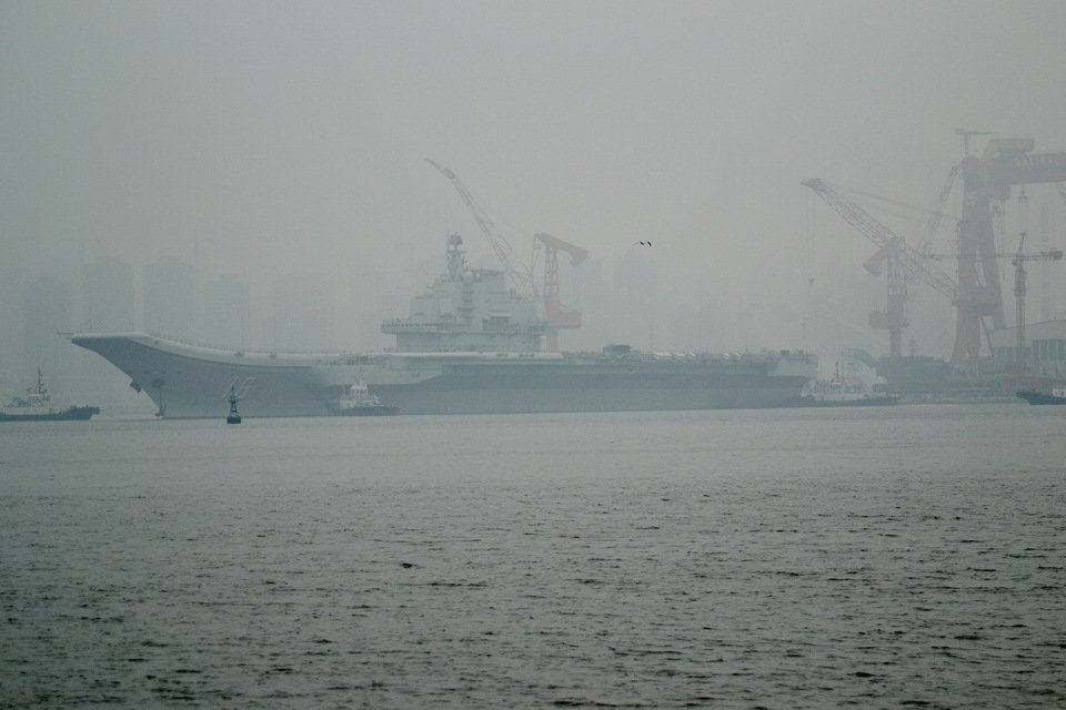 高清組圖：遼寧艦霧中出港 或前往部署母港