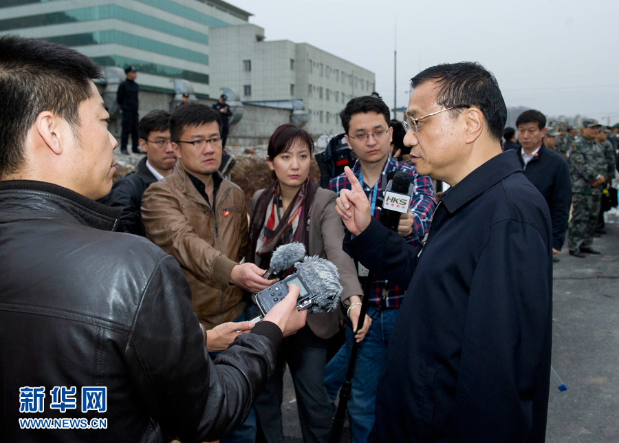 李克強在震中災區接受采訪