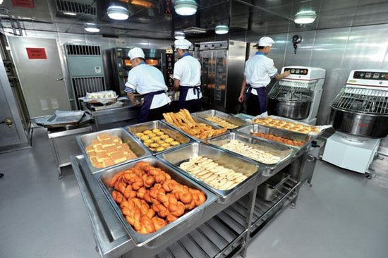 我國首艘航母遼寧艦內(nèi)部曝光 3000多個艙室如同迷宮