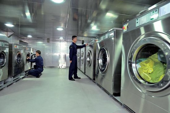 我國首艘航母遼寧艦內部曝光 3000多個艙室如同迷宮