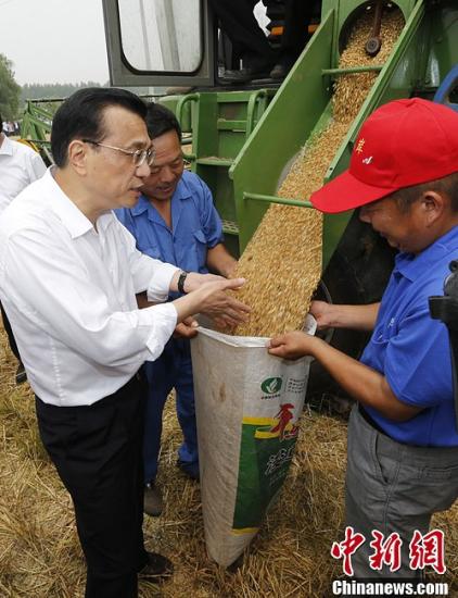李克強在河北邯鄲考察 登上收割機了解麥收情況