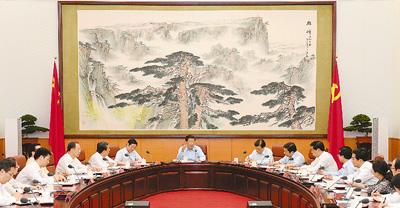 習(xí)近平在同團中央新一屆領(lǐng)導(dǎo)班子成員集體談話時強調(diào)<BR><BR>緊跟黨走在時代前列走在青年前列在實現(xiàn)中華民族偉大復(fù)興的征途中續(xù)寫新光榮