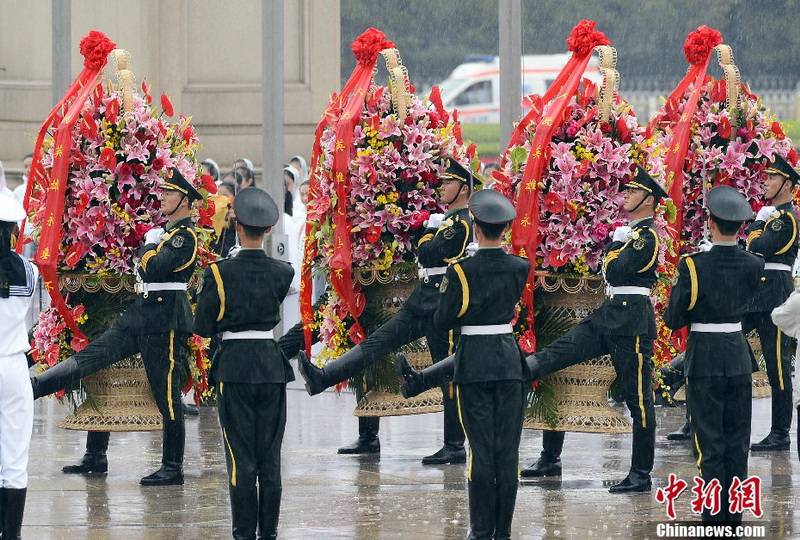 習(xí)近平等黨和國家領(lǐng)導(dǎo)人向人民英雄紀(jì)念碑敬獻(xiàn)花籃