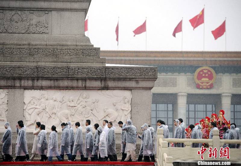 習(xí)近平等黨和國(guó)家領(lǐng)導(dǎo)人向人民英雄紀(jì)念碑敬獻(xiàn)花籃