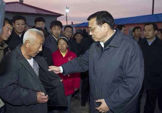 李克強同江夜訪安置點：查墻體安全、摸衣服厚薄