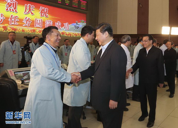 習(xí)近平李克強(qiáng)到北京航天飛行控制中心觀看嫦娥三號(hào)著陸器巡視器互拍成像