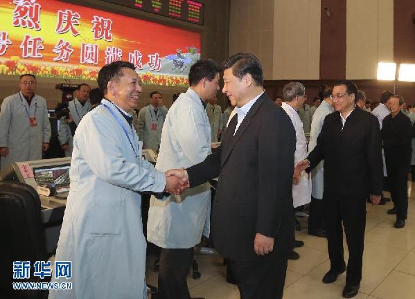 習(xí)近平李克強到北京航天飛行控制中心觀看嫦娥三號著陸器巡視器互拍成像