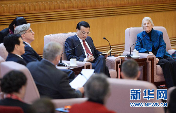 李克強(qiáng)在人民大會堂同在華部分外國專家親切座談