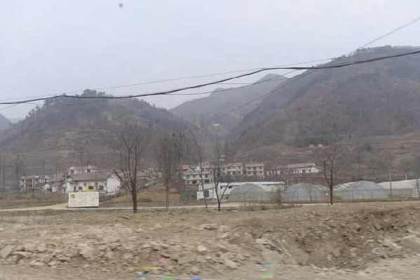 李克強(qiáng)赴秦巴山區(qū)看望特困群眾