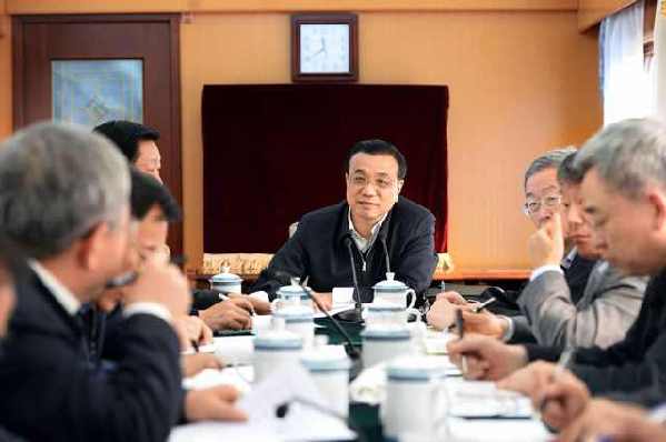 李克強(qiáng)在火車上議扶貧