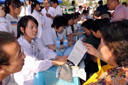 中醫專家免費為市民“冬病夏治”