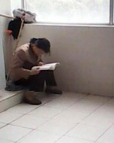 南京一大學保潔阿姨公廁讀書照熱傳網(wǎng)絡(luò)引議論