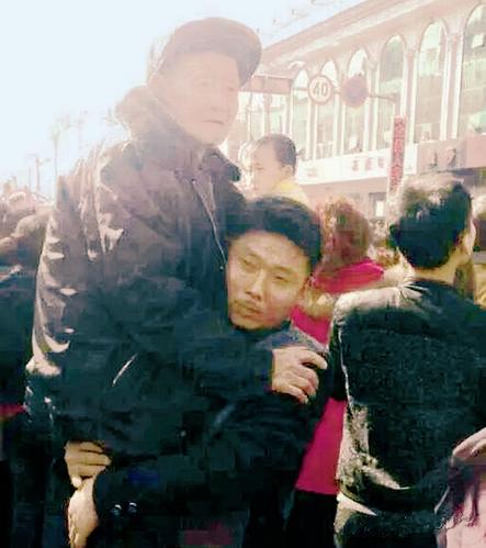 山西小伙抱爺爺看秧歌 大家紛紛點贊(圖)