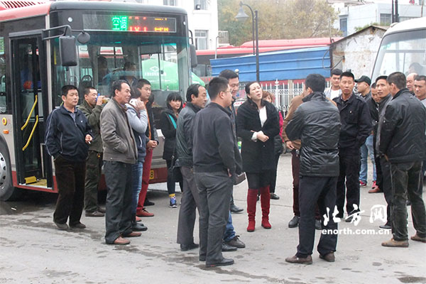 天津公交161路遭民營車主圍堵無法運(yùn)營 盼早日解決