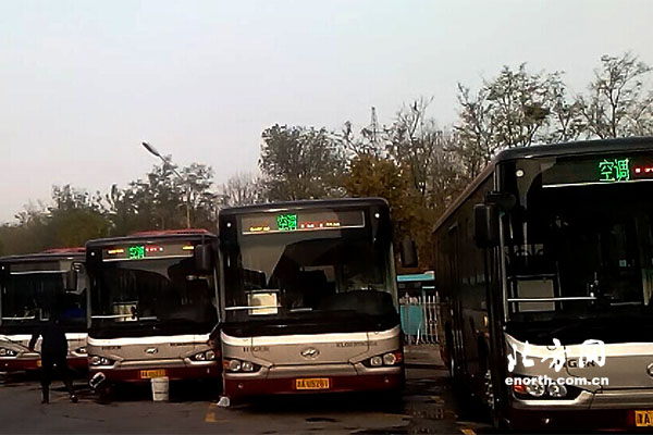 天津公交161路遭民營車主圍堵無法運(yùn)營 盼早日解決