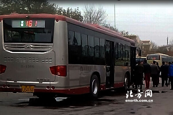 天津公交161路遭民營車主圍堵無法運(yùn)營 盼早日解決